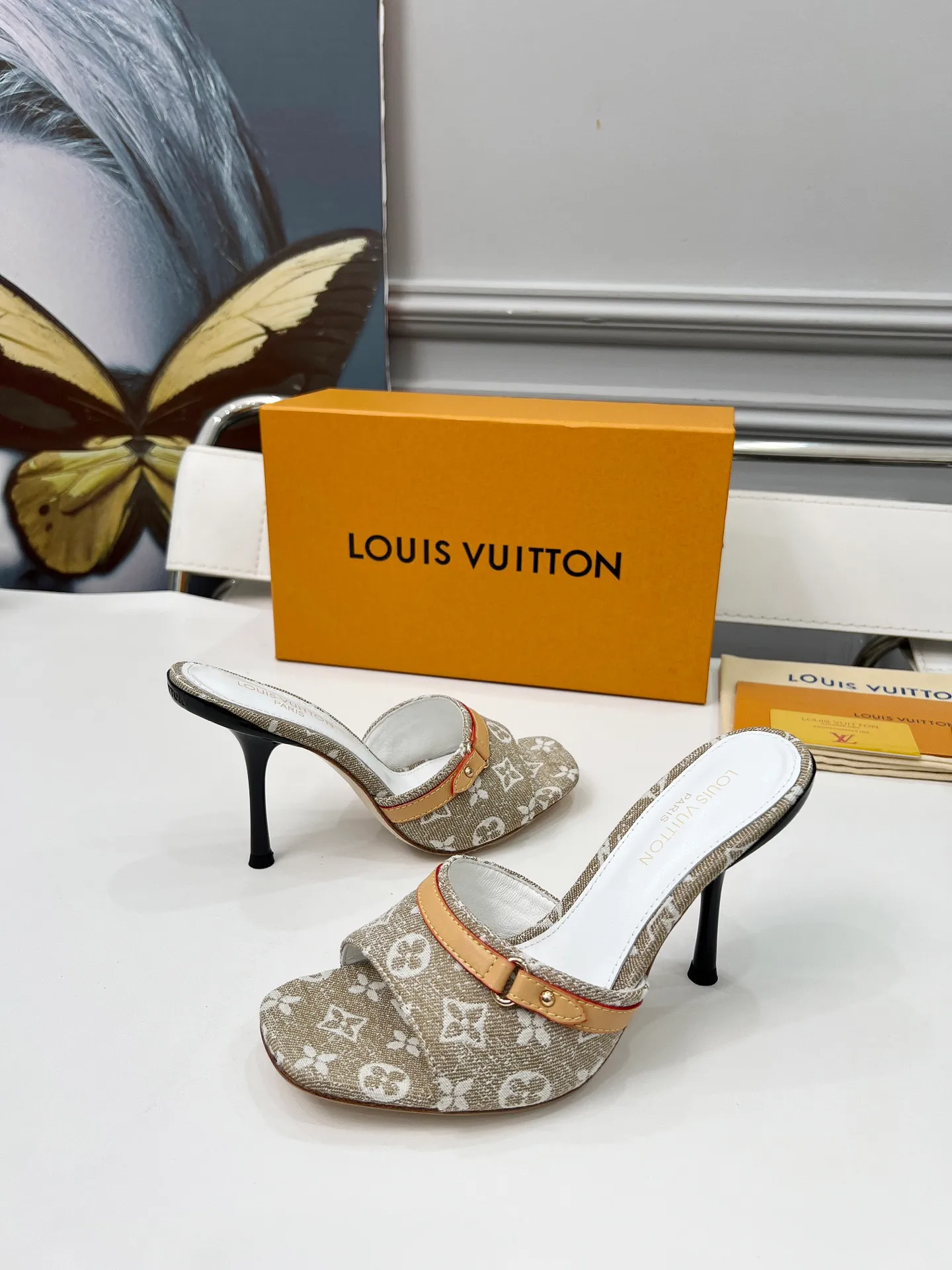 👟👟Ex-factory price 440👟👟 LV new denim kitten heel slippers 2025 summer must-have for goddesses, original replica, super comfortable on the feet. Show off the queen's temperament, the heel height is 9.5CM, which shows your temperament without being tiring. Leather outsole. Standard code: 35-42 (41 and 42 codes are customized, non-returnable and non-exchangeable)